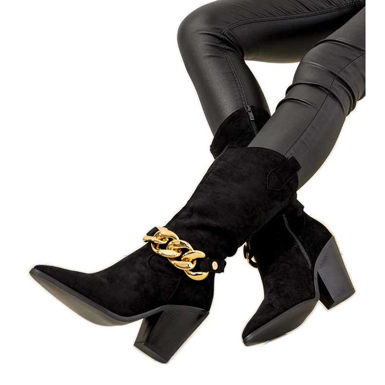 Mustat cowboysaappaat Effie-postissa