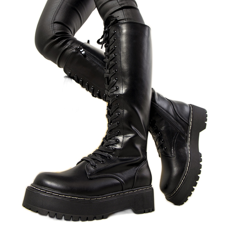 Patinon mustat eristetyt naisten saappaat