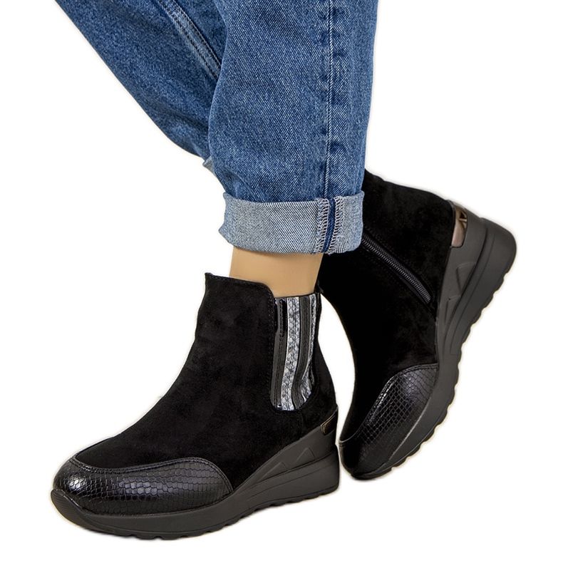 Mustat saappaat eristetyllä kiilalla Trento