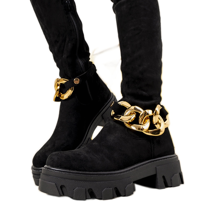 Mustat saappaat paksussa Alines-pohjassa