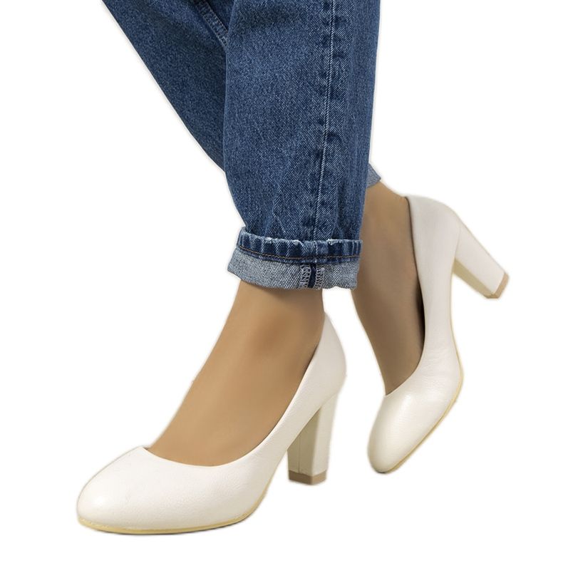 Valkoiset pumput Unos-pylväässä valkoinen