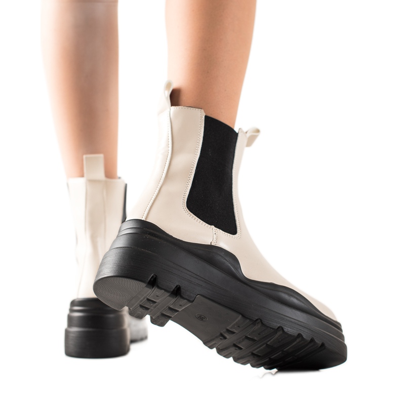 TRENDI Chelsean saappaat muotialustalla beige