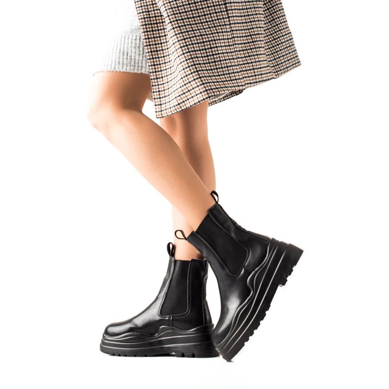 TRENDI Chelsean saappaat muotialustalla musta