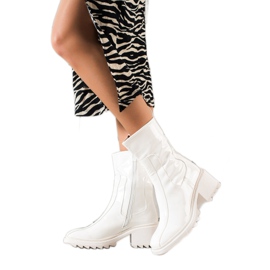 Bella Paris Valkoiset lakatut saappaat valkoinen