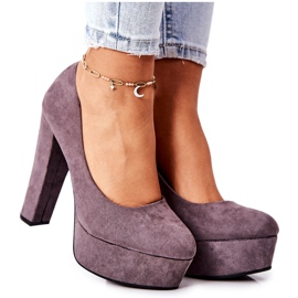 Mokkanahkapumput harmaalla Bemiso-alustalla