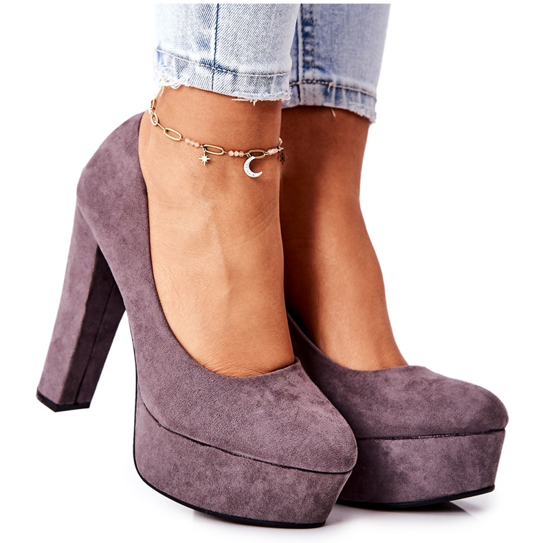 Mokkanahkapumput harmaalla Bemiso-alustalla