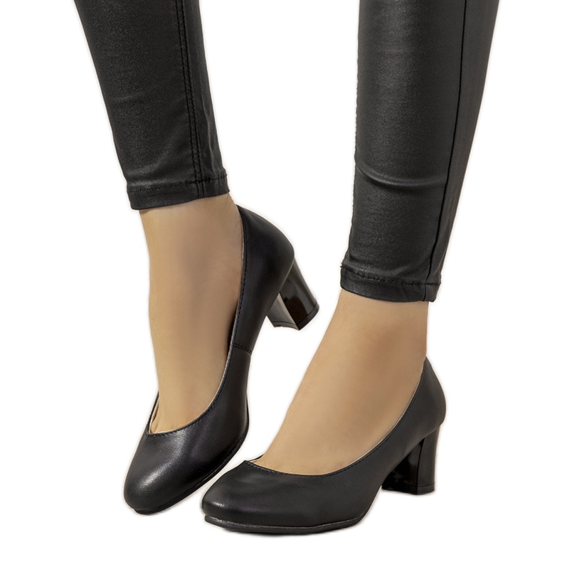 Mustat pumput Fidel-postissa