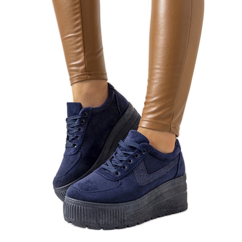 Tummansiniset lenkkarit korkealla kasvitieteellisellä pohjalla laivastonsininen