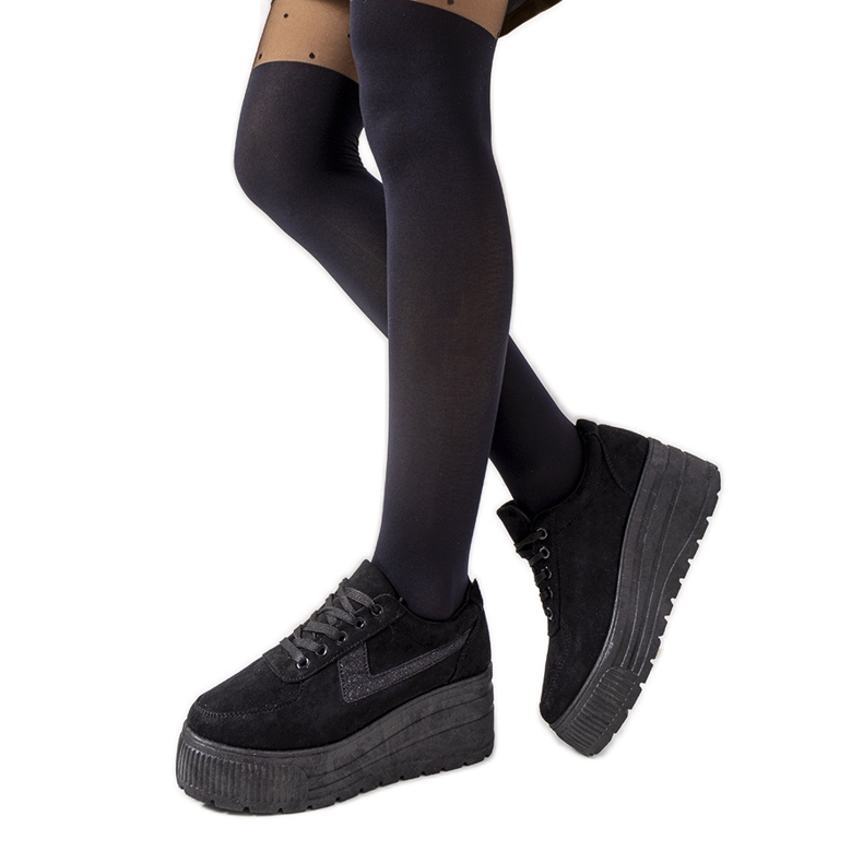 Mustat lenkkarit korkealla kasvitieteellisellä pohjalla