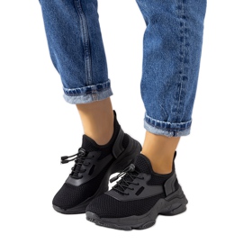 Mustat Barnes lenkkarit