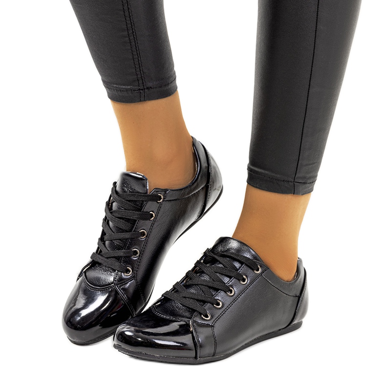 Parady mustat kengät lakatulla kärjellä