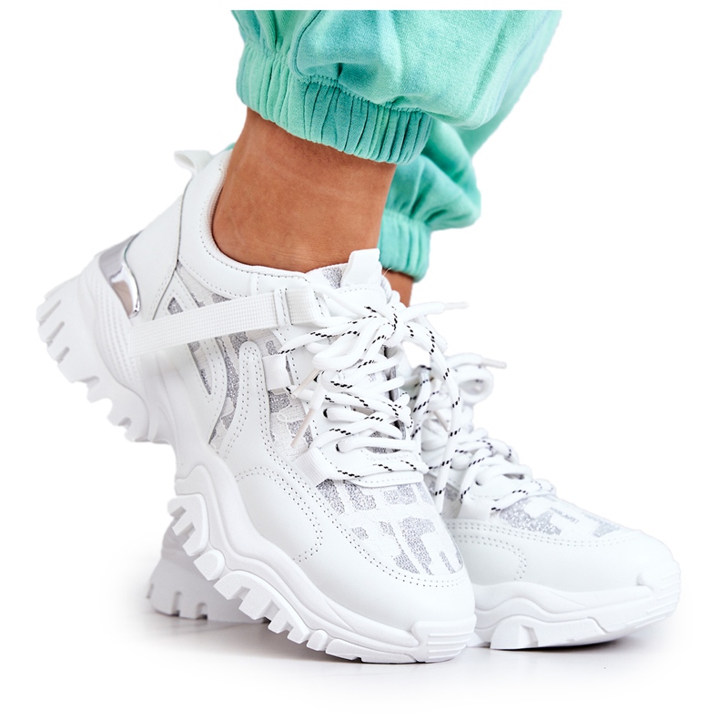 FB2 Tennarit massiivisella pohjalla. Valkoinen tyylisi