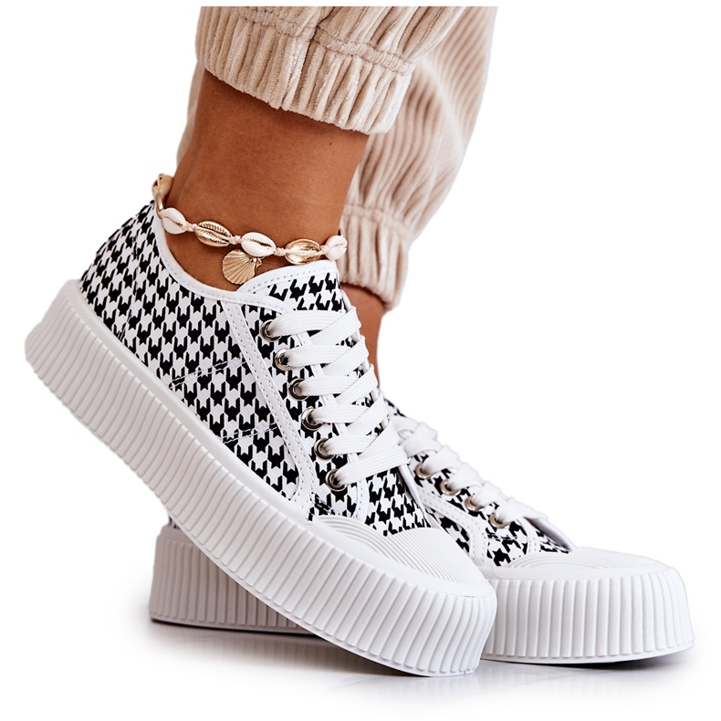 FB2 Matalat tennarit alustalla Mustavalkoinen Mischa