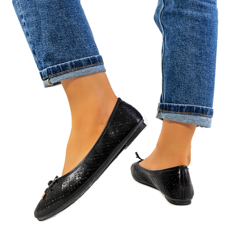 Mustat ballerinat harjakattoisilla Negrete-kuvioilla