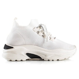 TRENDI Sidotut tennarit alustalla valkoinen