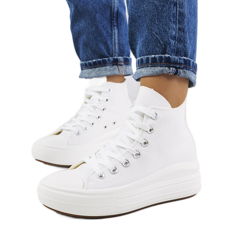 Valkoiset lenkkarit korkealla Tirado-pohjalla valkoinen