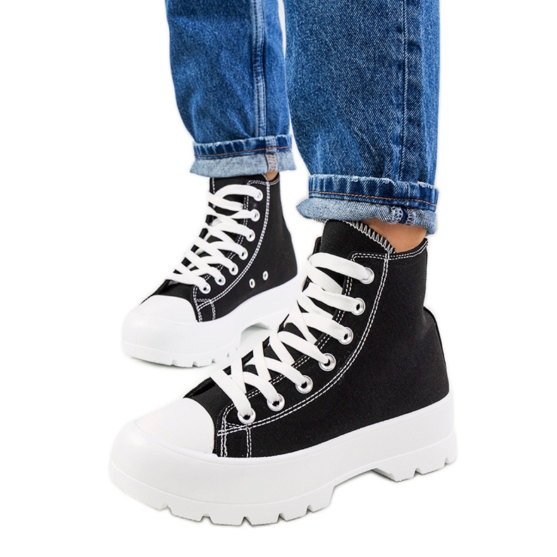 Mustat tennarit korkealla Berrios-pohjalla