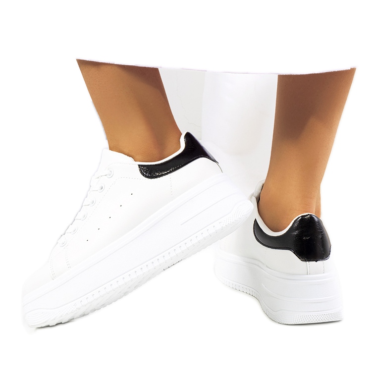 Valkoiset lenkkarit korkealla Lelica-tasolla valkoinen