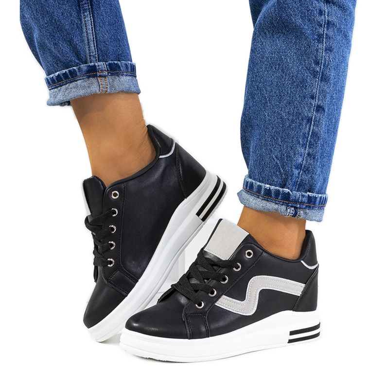 Mustat tennarit Piazza wedgessä