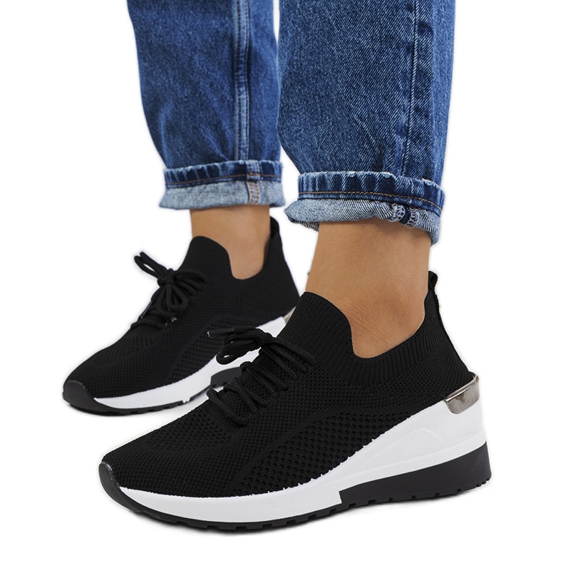 Mustat lenkkarit Sabelia wedgessä