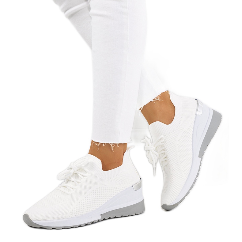 Valkoiset lenkkarit kiilassa Sabelia valkoinen