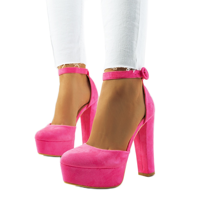 Vaaleanpunaiset neonpumput Valby-postissa vaaleanpunainen