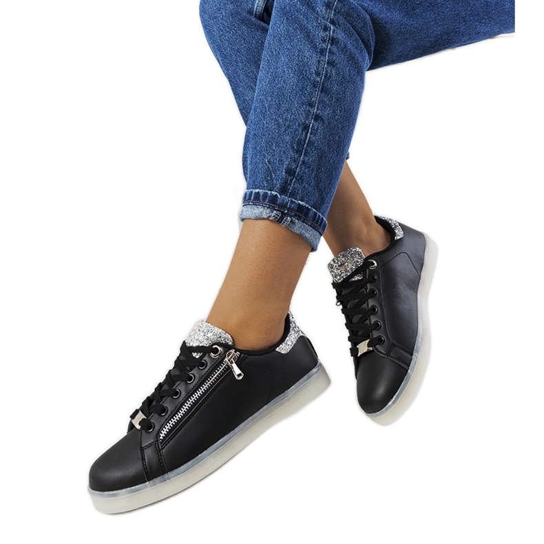 Mustat tennarit Caldwell ledillä