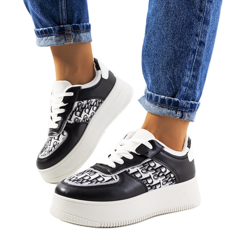 Mustat lenkkarit Worden-alustalla valkoinen