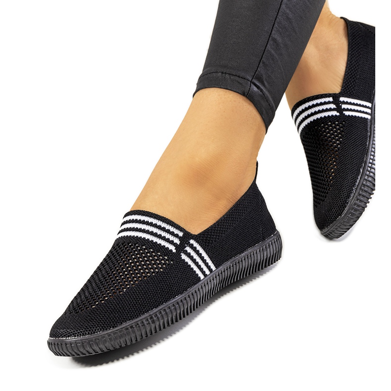 Mustat Tanya harjakattoiset lenkkarit