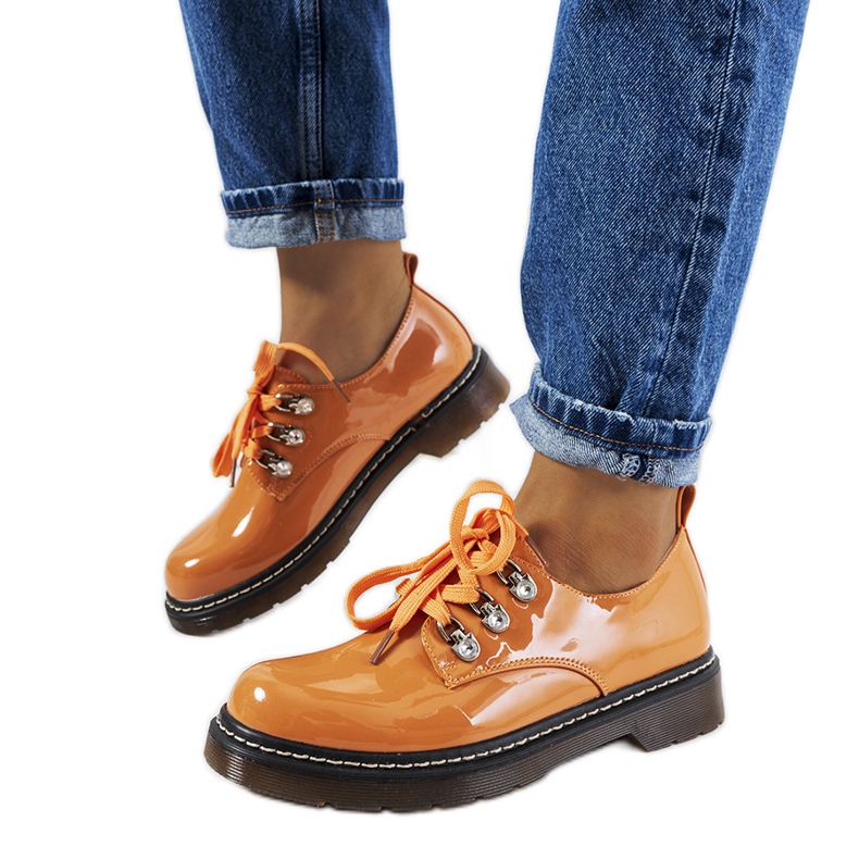 Oranssit lakatut Kristinan kengät