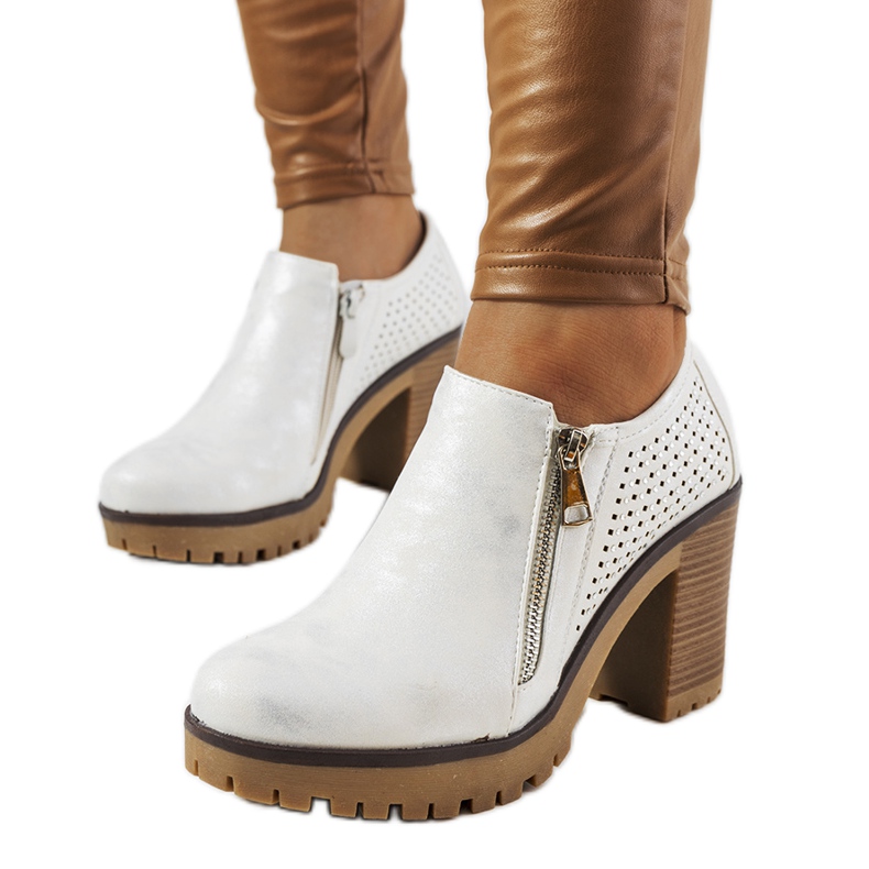 Hopeiset kengät Noemin postauksessa valkoinen