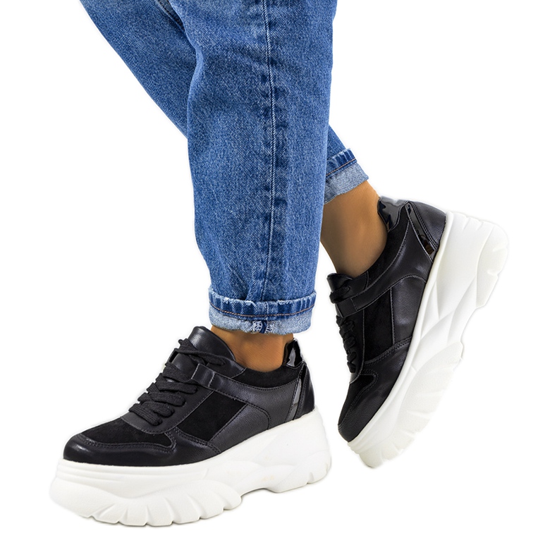 Mustat urheilulenkkarit korkealla Mellis-pohjalla