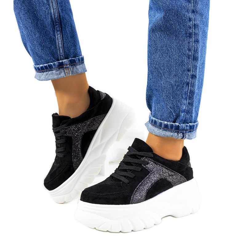 Mustat urheilulenkkarit korkealla Darnell-pohjalla