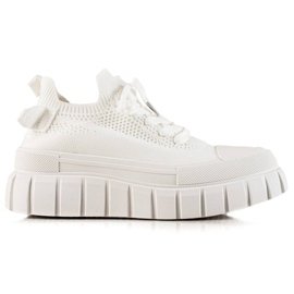 TRENDI Muodikkaat lenkkarit lavalla valkoinen