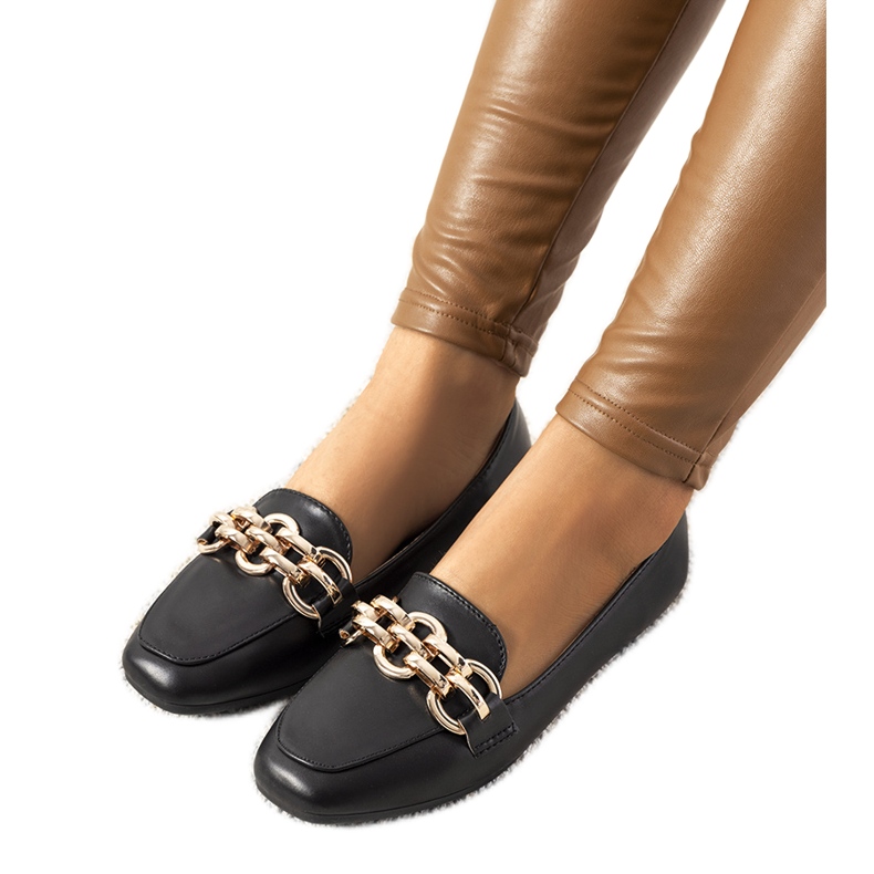 Mustat loaferit Tillison-ketjulla