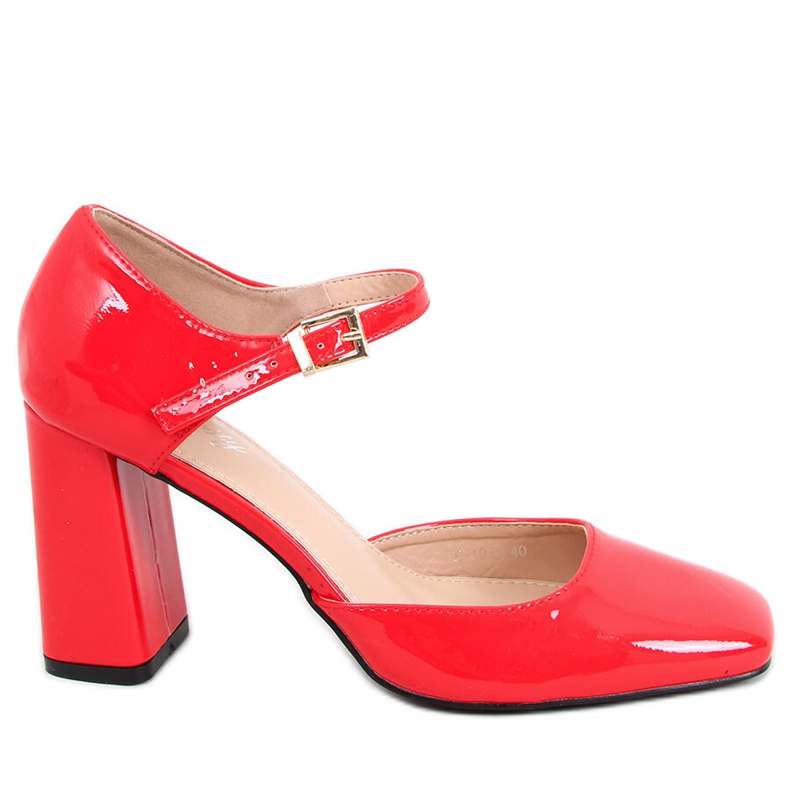 Pumput esillä Frida Red -postissa punainen