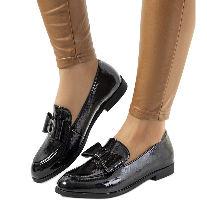 Mustat, lakatut naisten kengät Flora