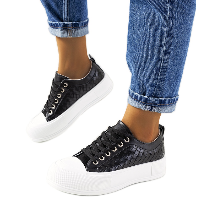 Mustat tennarit paksussa Luther-pohjassa