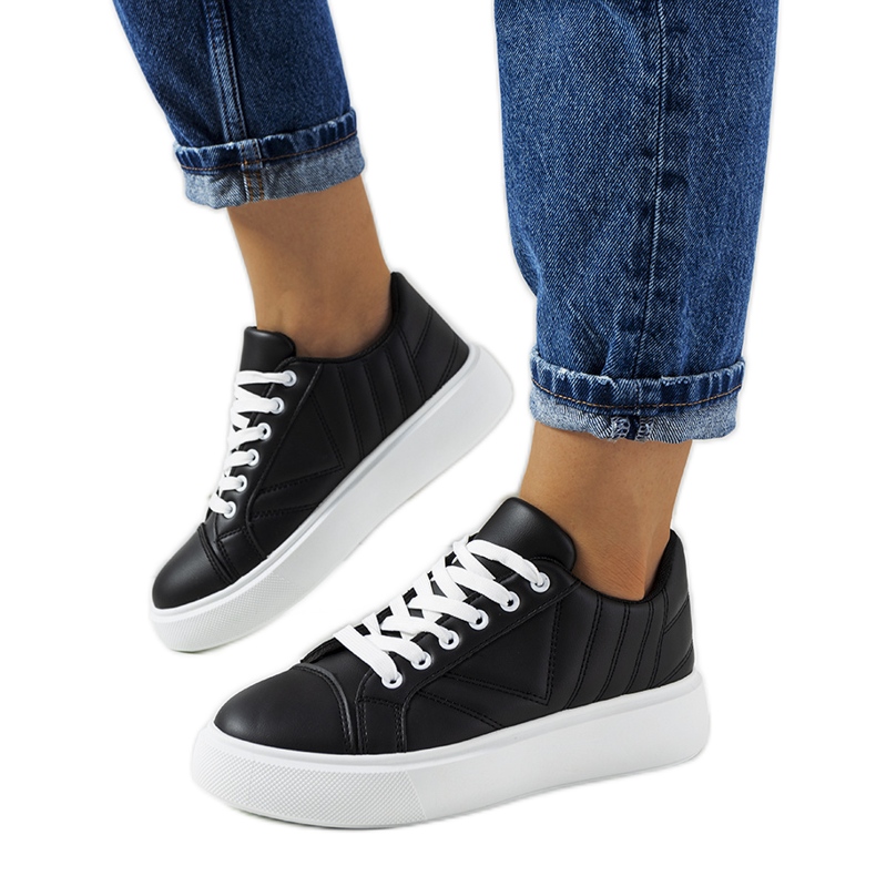 Mustat tennarit paksuilla Matthew-pohjallisilla