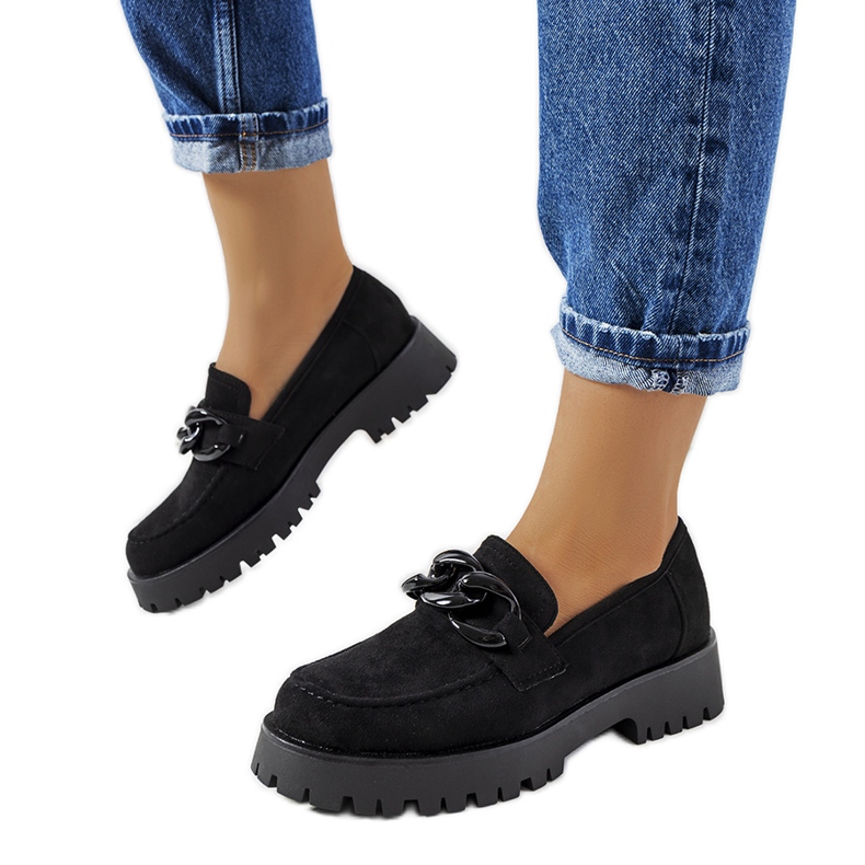 Mustat kengät paksussa Nelis-pohjassa