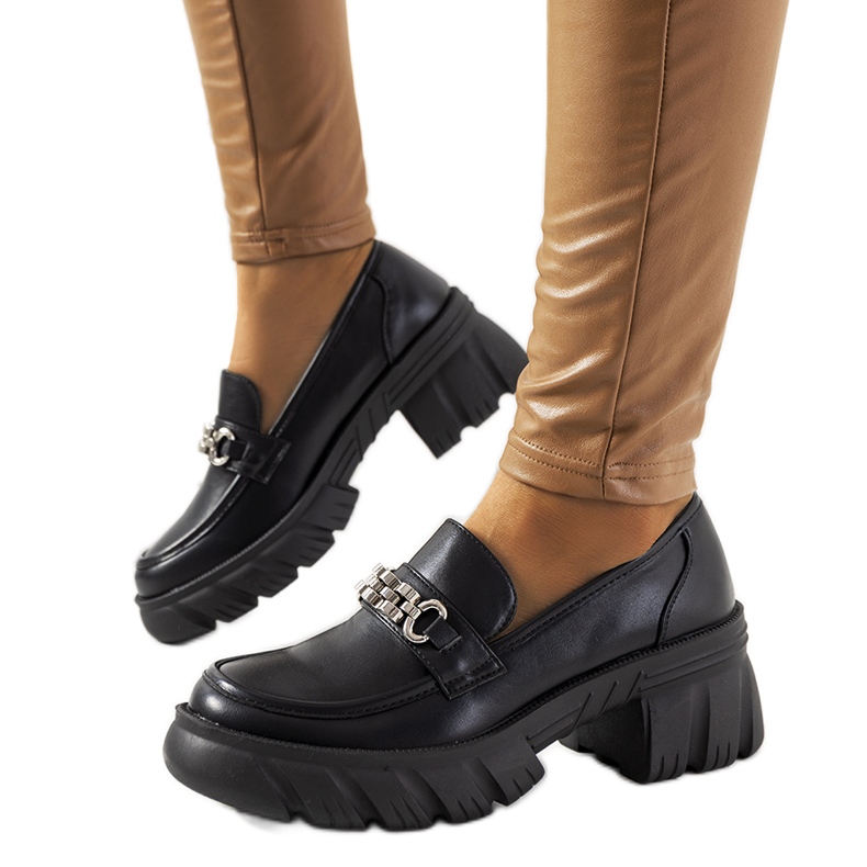 Mustat loaferit paksussa Ruth-pohjassa