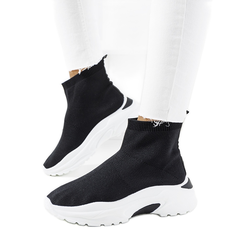 Mustat korkeat lenkkarit