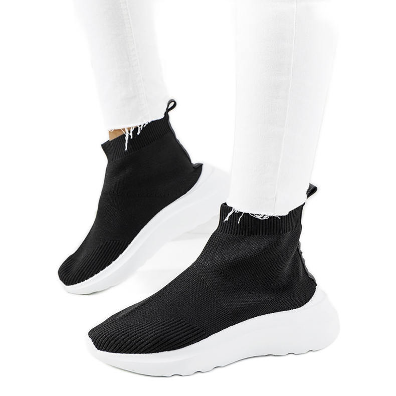 Jenniferin mustat korkeat tennarit