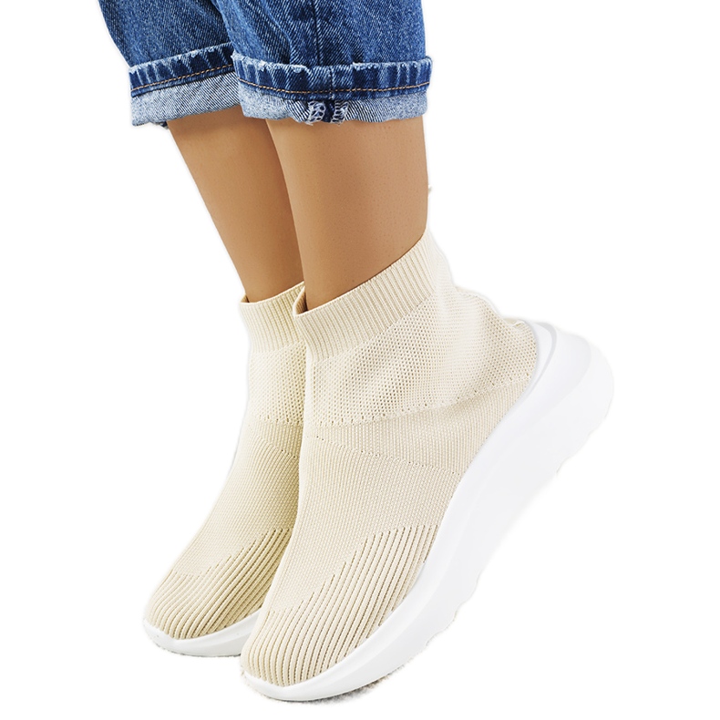 Jenniferin beige-korkeat lenkkarit