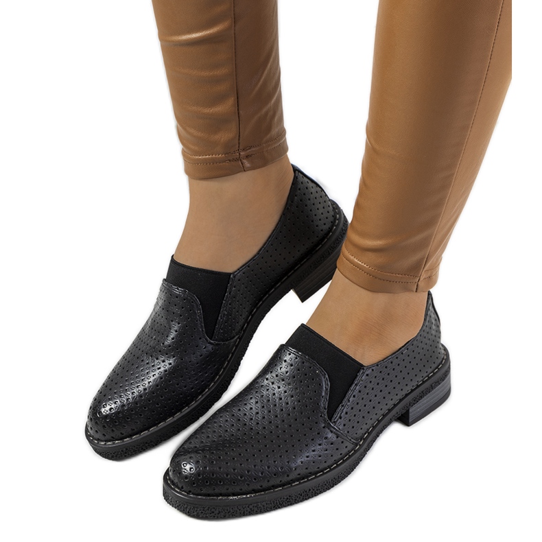 Nilden mustat harjakattoiset kengät