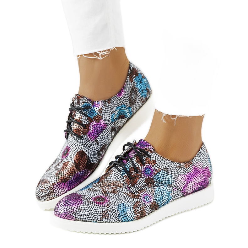 Värikkäitä naisten metallikenkiä monivärinen