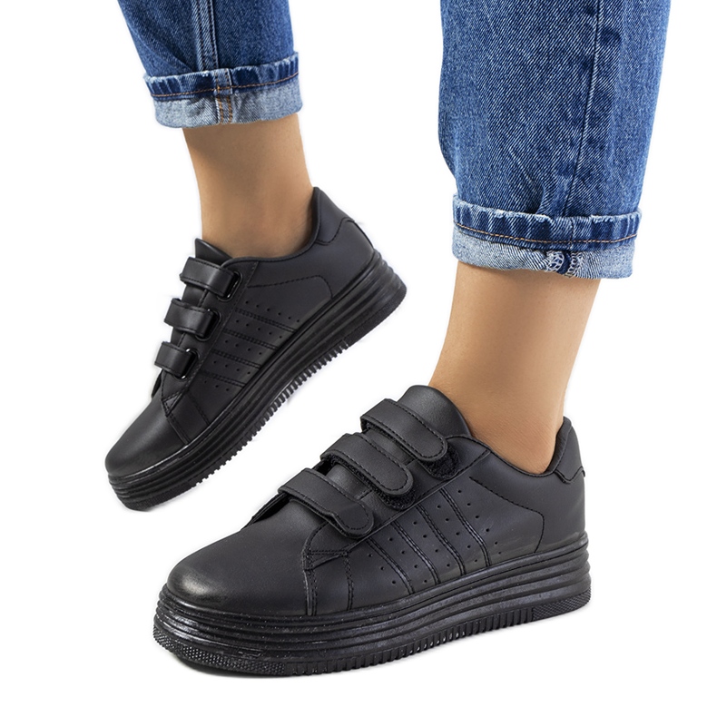 Mustat tennarit Nizzan alustalla