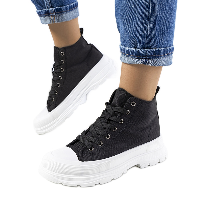 Mustat nilkkakorkeat lenkkarit Boyes-alustalla