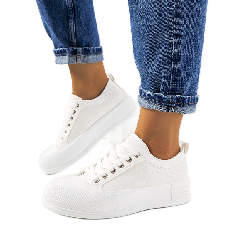 Valkoiset lenkkarit paksussa Luther-pohjassa valkoinen