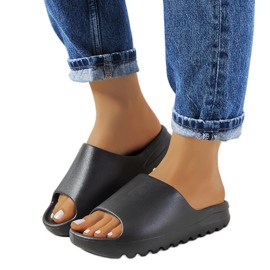 Christinia mustat kumitossut